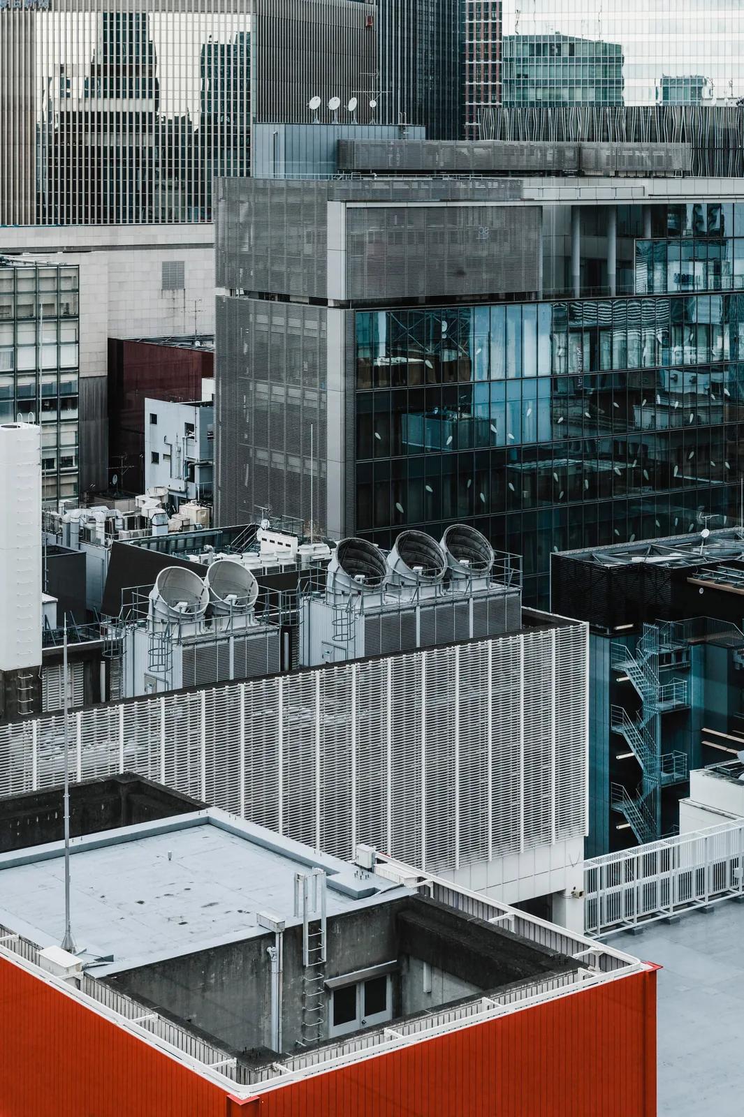 Equipos de climatización en la cubierta de un edificio
