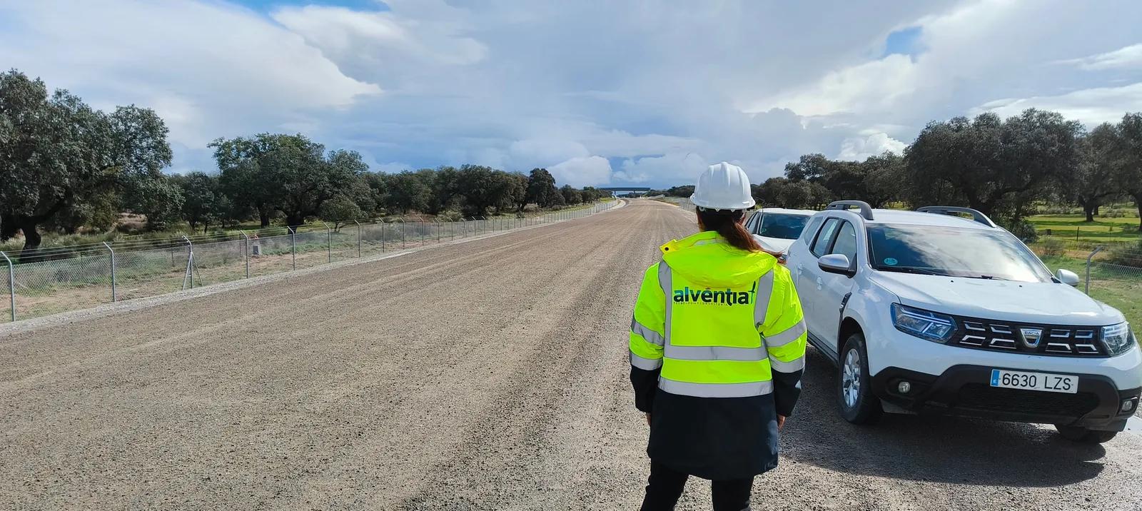 Técnico de Alventia durante un trabajo de campo junto a una infraestructura