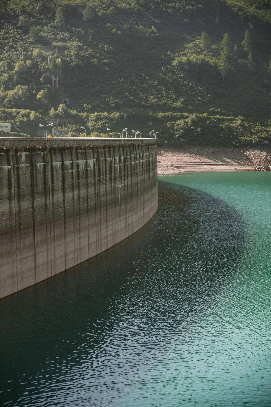 Presa y embalse para la gestión del agua